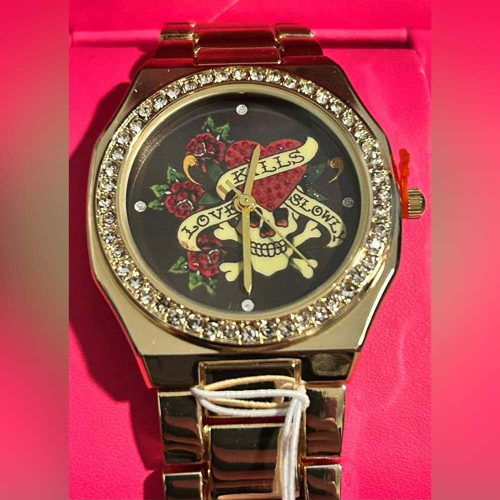 ED HARDY “LOVE KILLS SLOWLY” LADIES WATCH W/ ADJUSTABLE GOLD-TONE BAND/NWT/NIB